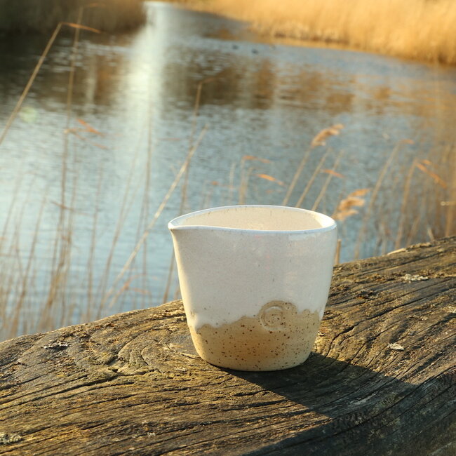 Keramisch handgemaakt melkkannetje van ons koffieservies "White Spots"