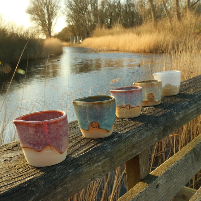 Keramisch handgemaakt melkkannetje van ons koffieservies "White Spots"