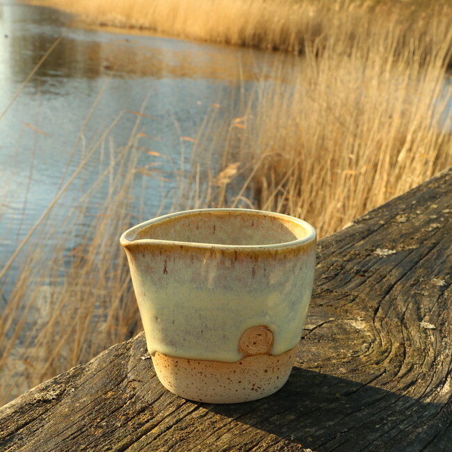 Pot à lait artisanal en céramique de notre service à café "Moutarde"