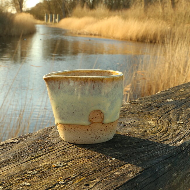 Pot à lait artisanal en céramique de notre service à café "Moutarde"
