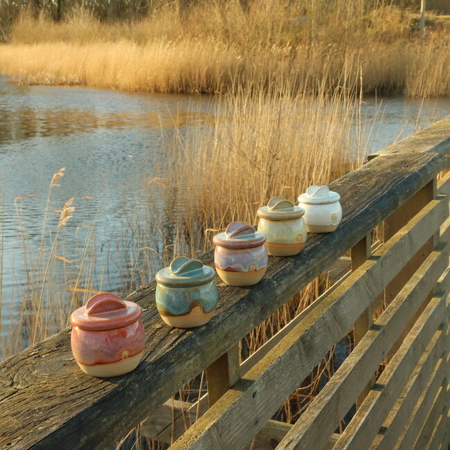 Suikerpotje "Sungreen" handgemaakt in naturel klei met een uniek ontworpen Artisann dekseltje
