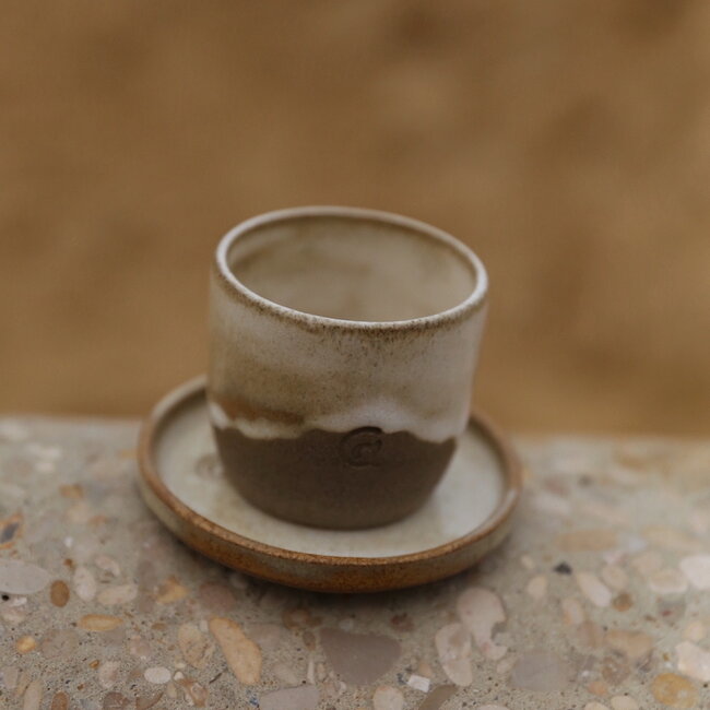 Tasse contemporain en céramique fait main du service et de la collection "Italien White"