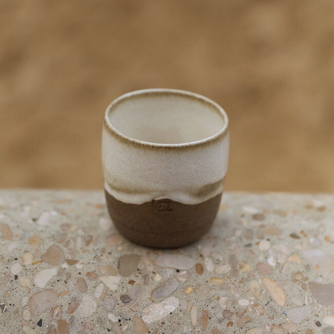 Hedendaagse, handgemaakte keramische tas van het servies en de collectie “Italian White"