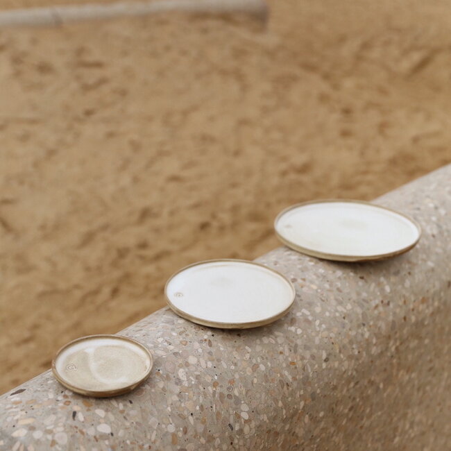 Wit en grijs, zwart handgemaakte keramisch bord van het servies en de collectie “Italian White"