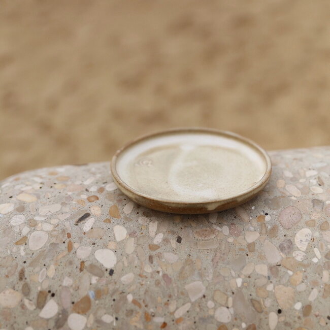 Wit en grijs, zwart handgemaakte keramisch bord van het servies en de collectie “Italian White"