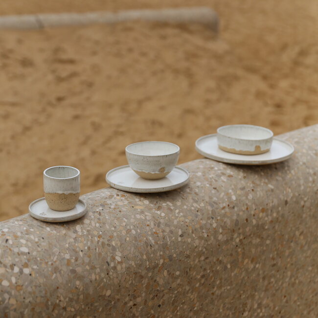 Wit handgemaakte keramisch bord van het servies en de collectie “White Spots"