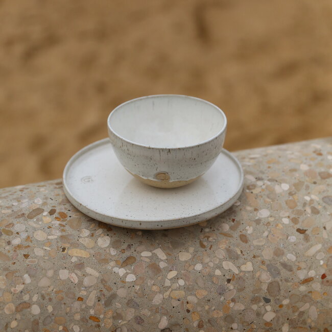 Wit handgemaakte keramisch bord van het servies en de collectie “White Spots"