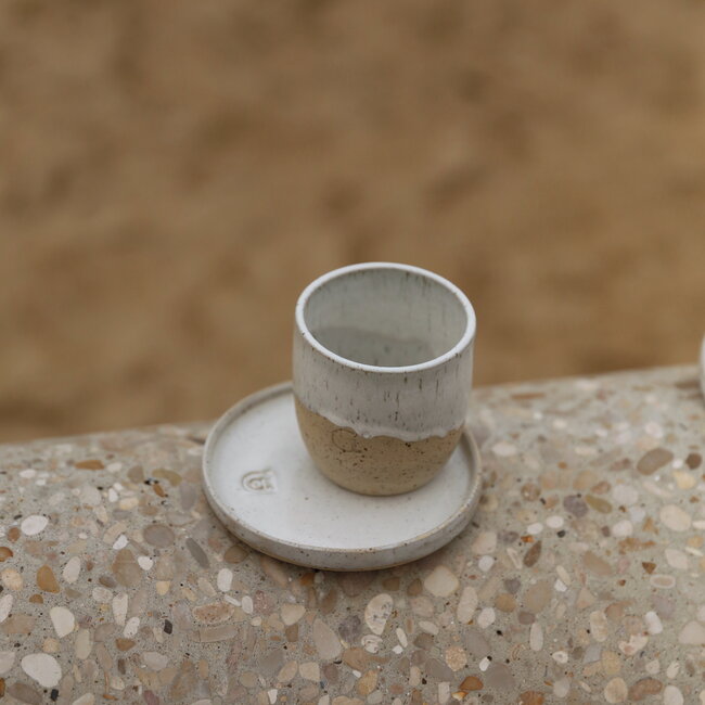 Wit handgemaakte keramisch bord van het servies en de collectie “White Spots"