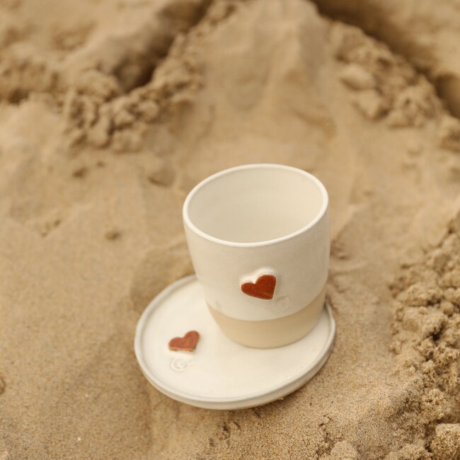 Wit handgemaakte keramische tas van het servies “White Heart" met een sungreen-kleurig hart