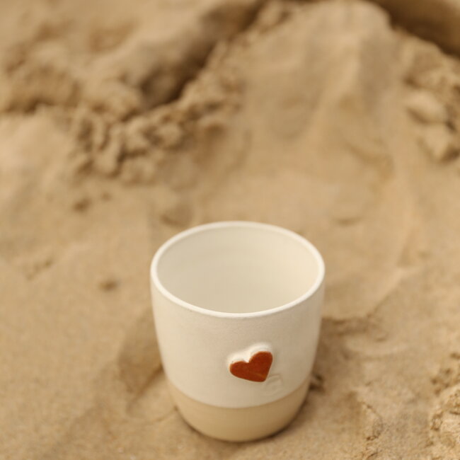 Wit handgemaakte keramische tas van het servies “White Heart" met een sungreen-kleurig hart