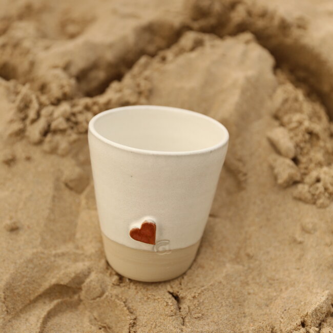 Wit handgemaakte keramische theetas van het servies “White Heart" met een sungreen-kleurige ster