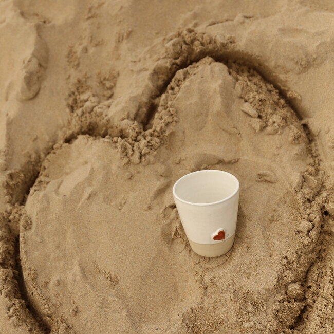 Wit handgemaakte keramische theetas van het servies “White Heart" met een sungreen-kleurige ster