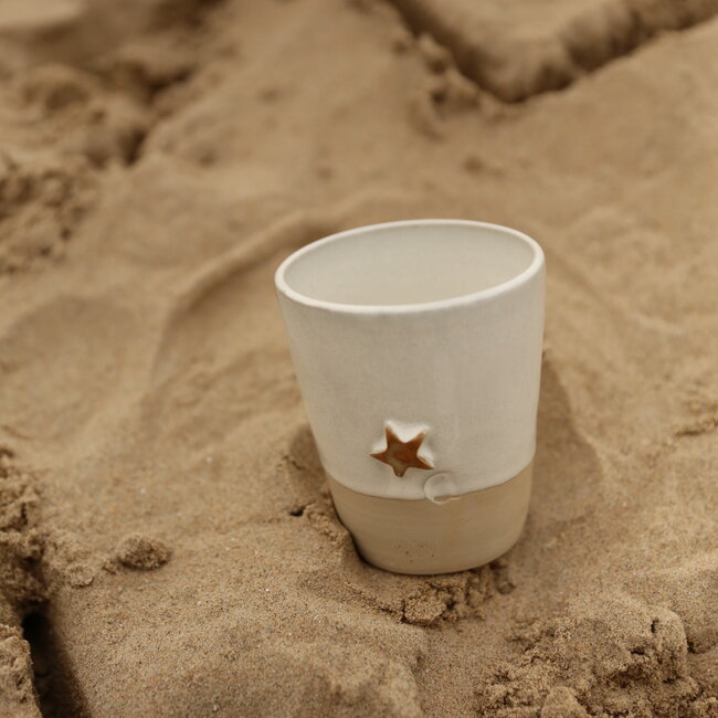 Tasse de thé en céramique blanc fait main du service « White Star » avec une étoile couleur moutarde