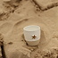 Wit handgemaakte keramische tas van het servies “White Star" met een mosterdkleurige zeester