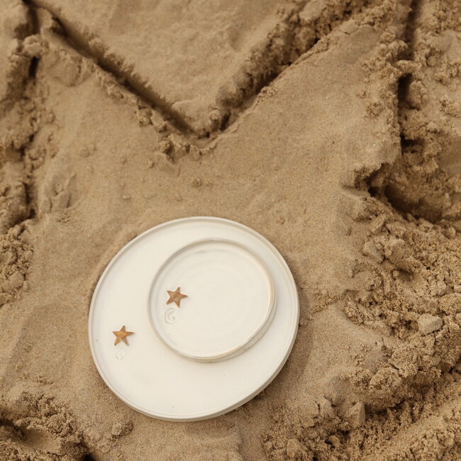 Wit handgemaakt keramisch bord van het servies en de collectie “White Star" met een mosterdkleurige ster