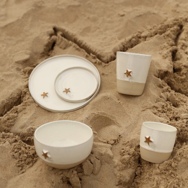 Assiette blanche en céramique faite à la main de la collection "Etoile blanche" avec une étoile couleur moutarde