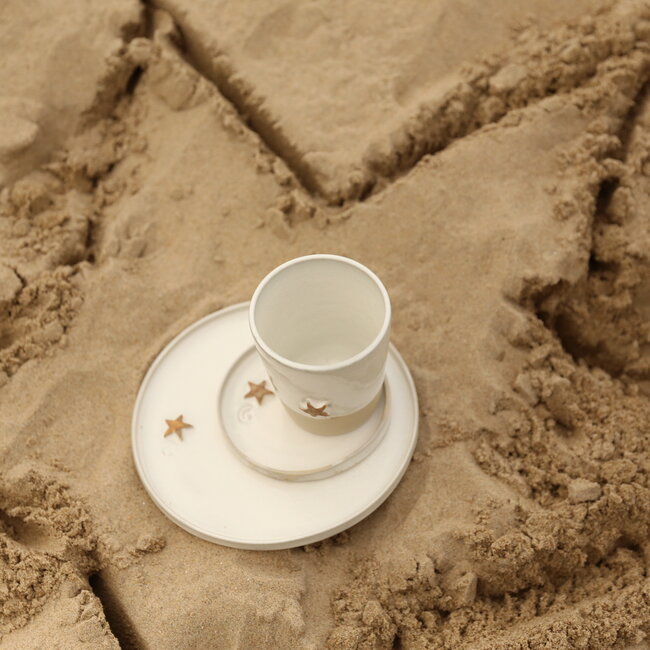 Wit handgemaakt keramisch bord van het servies en de collectie “White Star" met een mosterdkleurige ster