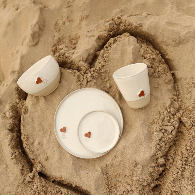 Assiette blanche en céramique faite à la main de la collection "White Heart" avec une coeur couleur sungreen