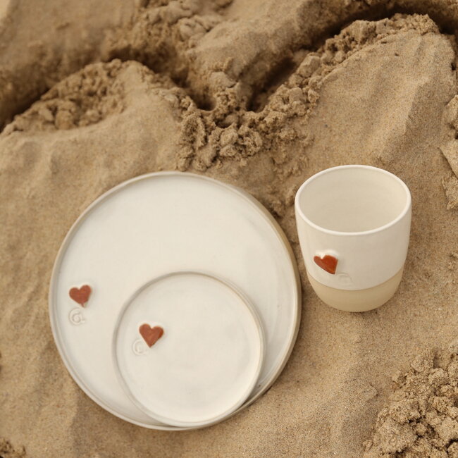 Assiette blanche en céramique faite à la main de la collection "White Heart" avec une coeur couleur sungreen