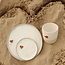 Wit handgemaakt keramisch bord van het servies en de collectie “White Heart" met een sungreen-kleurig hart