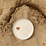 Wit handgemaakt keramisch bord van het servies en de collectie “White Heart" met een sungreen-kleurig hart