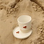 Wit handgemaakt keramisch bord van het servies en de collectie “White Heart" met een sungreen-kleurig hart