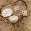 Wit handgemaakt keramisch bord van het servies en de collectie “White Heart" met een sungreen-kleurig hart