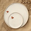 Wit handgemaakt keramisch bord van het servies en de collectie “White Heart" met een sungreen-kleurig hart