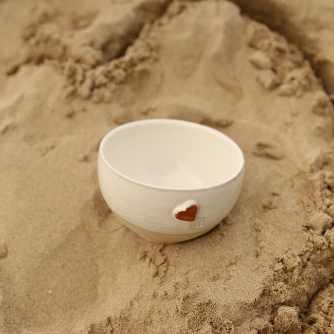 Handgemaakte keramische kom met een uniek hartje van het koffieservies "White Heart"