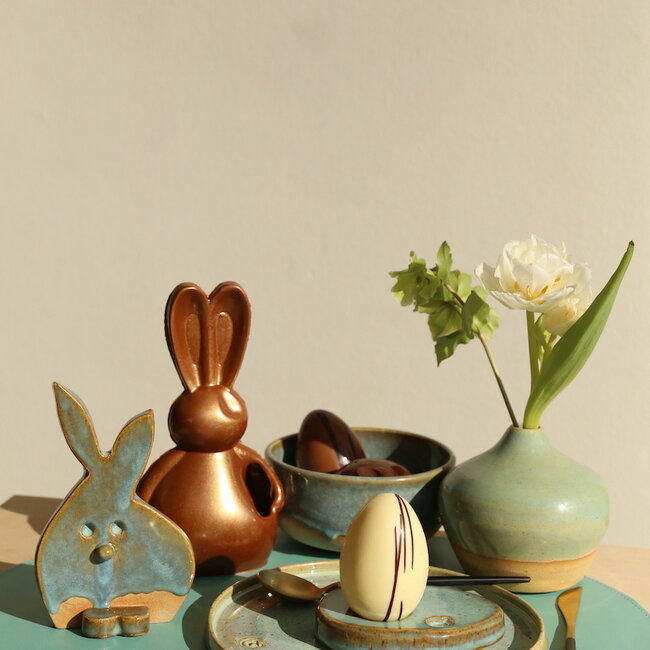 Le lapin de Pâques unique est fait à la main et fini avec notre glaçage à la menthe.