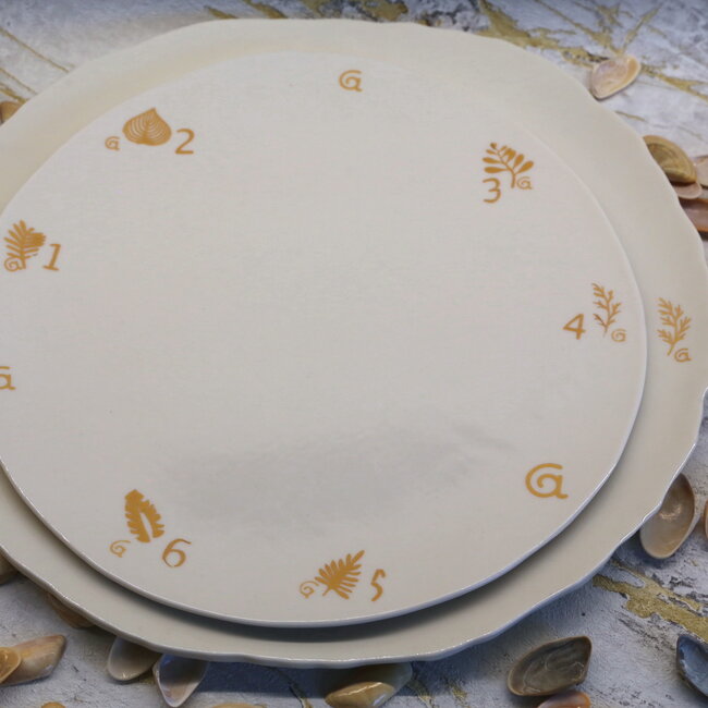 Assiette contemporaine en porcelaine "Feuillette"