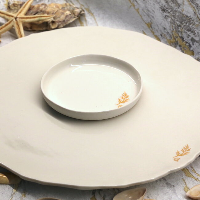 Assiette contemporaine en porcelaine "Feuillette"