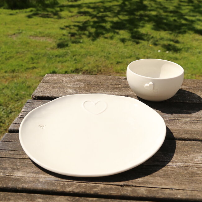 Uniek handgemaakt porseleinen bord met een subtiel hart in verwerkt