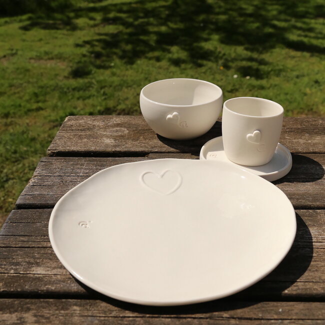 Assiette unique en porcelaine faite à la main et ornée d'un cœur subtil