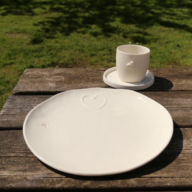 Assiette unique en porcelaine faite à la main et ornée d'un cœur subtil