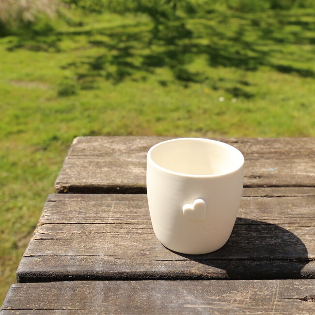 Tasse unique en porcelaine faite à la main et ornée d'un cœur subtil
