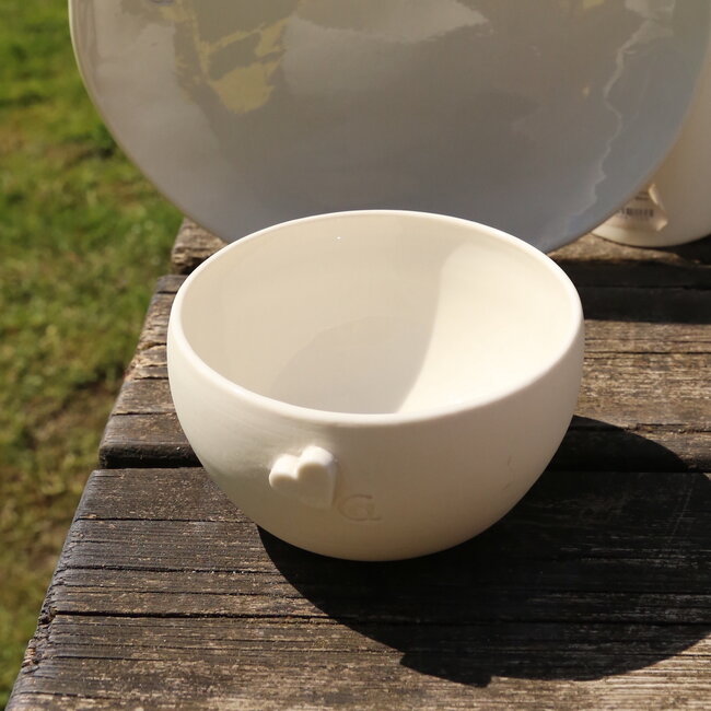 Uniek handgemaakt porseleinen kom met een subtiel hart in verwerkt