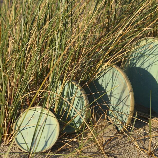 With the turntable handmade plate with naturelle clay and a beautiful green high firing glaze.