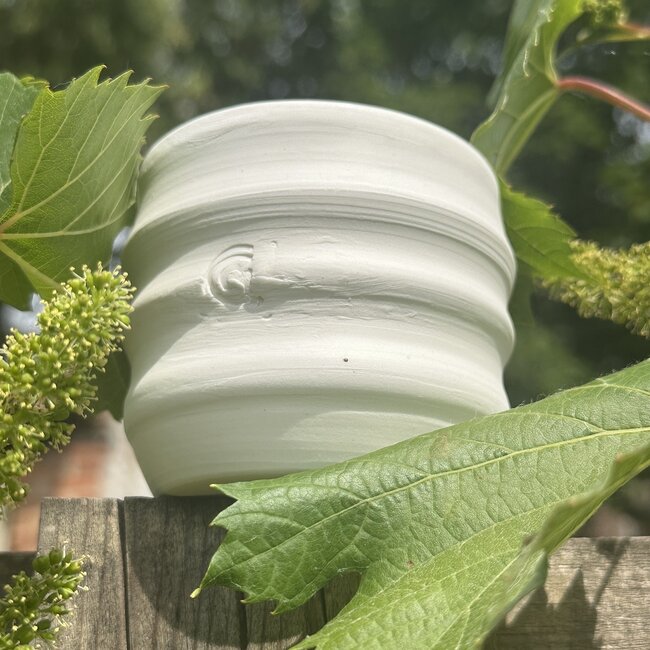 Tasse unique en porcelaine fait main avec des lignes ondulées