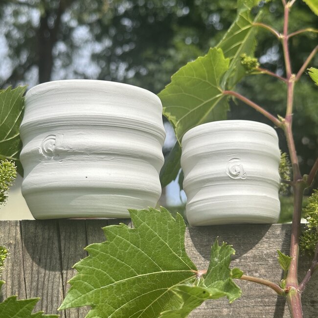 Tasse unique en porcelaine fait main avec des lignes ondulées