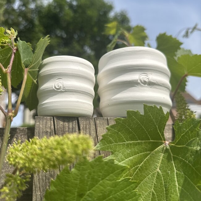 Tasse unique en porcelaine fait main avec des lignes ondulées