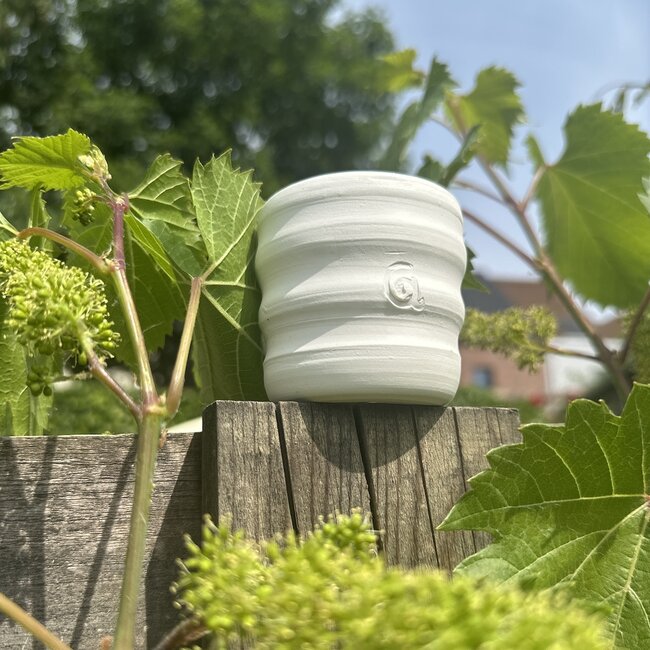 Tasse unique en porcelaine fait main avec des lignes ondulées