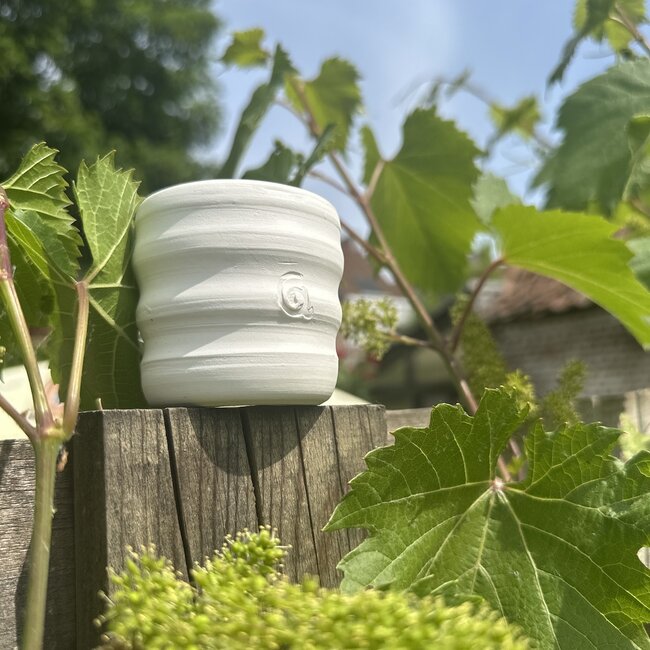 Tasse unique en porcelaine fait main avec des lignes ondulées