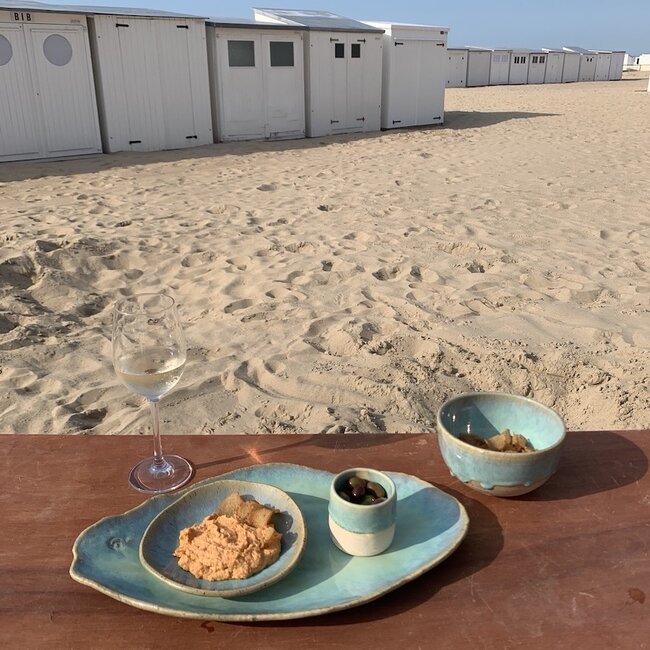 Hapjes set samengesteld uit één potje, één schaaltje als  bijbordje, één kom en één bord Couteau