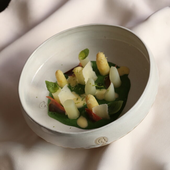 Handgemaakte keramische schaal met unieke glazuren van het servies "White Dunes"