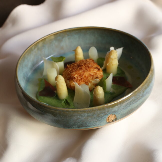 Handgemaakte keramische schaal met unieke glazuren van het servies "Munt"