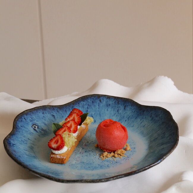 Assiette en céramique Amandine Beach faite à la main en forme de coquillage "Chefs Artisann i-lign" pour un usage contemporain ainsi que pour la restauration.