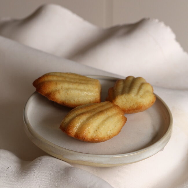 Wit handgemaakte keramisch bord van het servies en de collectie “White Dunes"