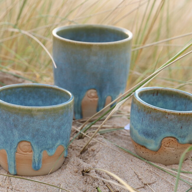 Tasse contemporain en céramique fait main du service et de la collection "Menthe"