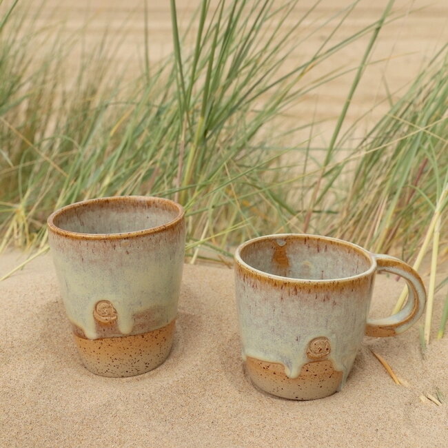 Tasse de thé ou d’eau  contemporain en céramique fait main du service et de la collection "Moutarde"